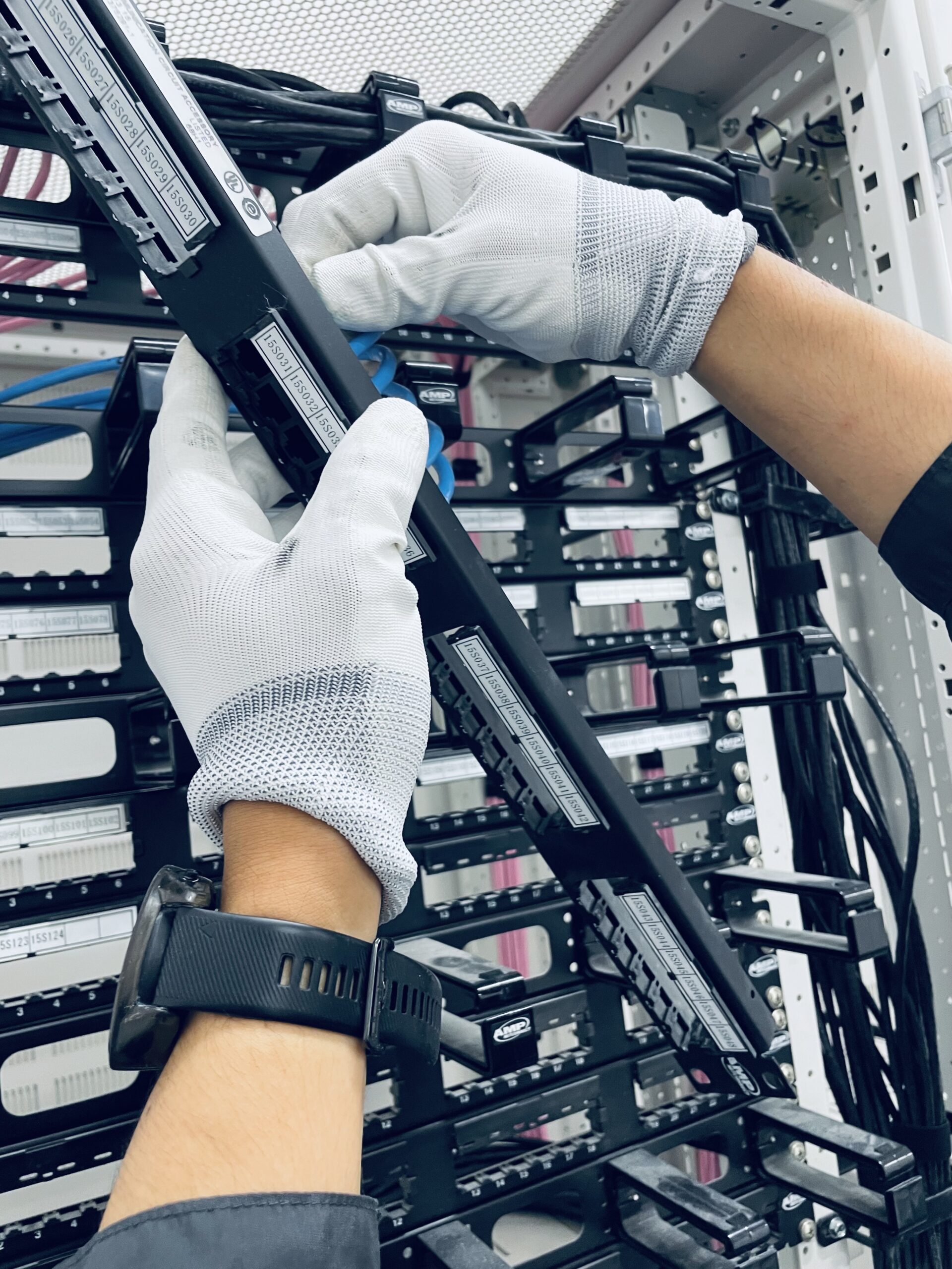 亀岡電設の配線施工。工具を使って端子を確認する手元